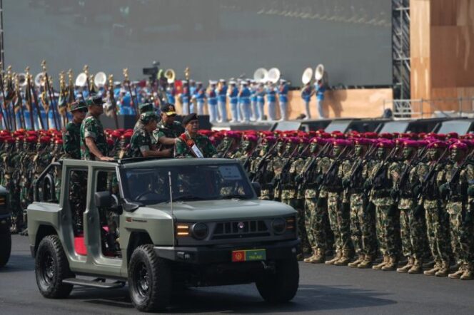 
Panglima TNI Jenderal TNI Agus Subiyanto saat meninjau langsung pelaksanaan Gladi Upacara Gelar Pasukan Operasional dan Kehormatan Militer di Lanud Suparlan, Pusdiklatpassus Kopassus, Batujajar, Bandung, Jawa Barat,. (Foto : Puspen TNI)