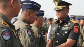 Panglima TNI Jenderal Agus Subiyanto  saat melepas Satgas Garuda Merah Putih-II Misi Airdrop Gaza.. (Foto : Puspen TNI)
