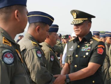Panglima TNI Jenderal Agus Subiyanto  saat melepas Satgas Garuda Merah Putih-II Misi Airdrop Gaza.. (Foto : Puspen TNI)

