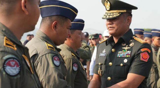 Panglima TNI Jenderal Agus Subiyanto  saat melepas Satgas Garuda Merah Putih-II Misi Airdrop Gaza.. (Foto : Puspen TNI)
