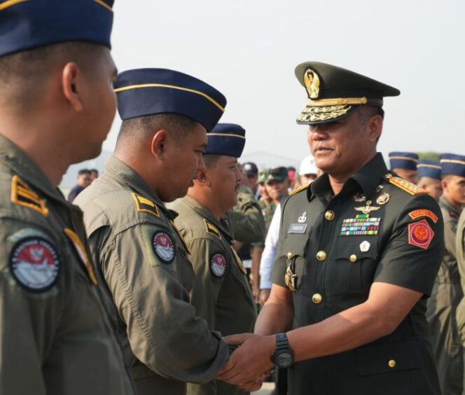 
Panglima TNI Jenderal Agus Subiyanto  saat melepas Satgas Garuda Merah Putih-II Misi Airdrop Gaza.. (Foto : Puspen TNI)
