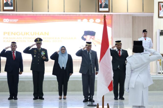 
Jelang HUT RI Ke-80, Bupati dan Wakil Bupati Tangerang Kukuhkan Paskibraka 2025