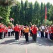 Wali Kota Jakarta Pusat Arifin saat mengikuti lomba terompa bersama jajarannya. (Foto: Diskominfotik Pemkot jakpus)