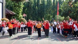 Wali Kota Jakarta Pusat Arifin saat mengikuti lomba terompa bersama jajarannya. (Foto: Diskominfotik Pemkot jakpus)
