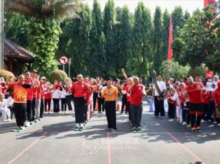 Wali Kota Jakarta Pusat Arifin saat mengikuti lomba terompa bersama jajarannya. (Foto: Diskominfotik Pemkot jakpus)