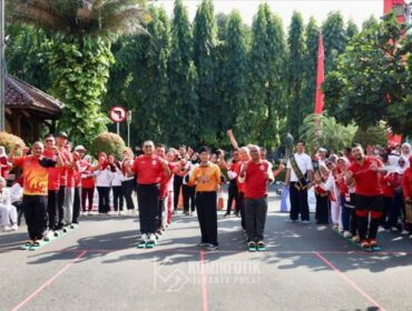 Wali Kota Jakarta Pusat Arifin saat mengikuti lomba terompa bersama jajarannya. (Foto: Diskominfotik Pemkot jakpus)