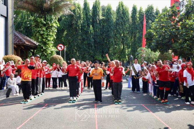 
Wali Kota Jakarta Pusat Arifin saat mengikuti lomba terompa bersama jajarannya. (Foto: Diskominfotik Pemkot jakpus)