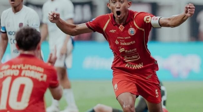 Kapten Tim Persija, Rizki Ridho, saat merayakan goal perdananya saat Persija mengalahkan Persita dengan skor 4-0. (Foto: Persija)