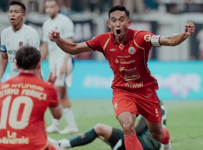 
Kapten Tim Persija, Rizki Ridho, saat merayakan goal perdananya saat Persija mengalahkan Persita dengan skor 4-0. (Foto: Persija)