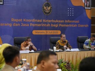 Asisten Deputi Koordinasi Pengelolaan Komunikasi dan Informasi Publik, Agung Pratistho, saat membuka kegiatan Rapat Koordinasi dan Bimbingan Teknis Keterbukaan Informasi Barang dan Jasa Pemerintah bagi Pemerintah Daerah, di Manado, Sulawesi Utara, Kamis 31 Juli 2025. (Foto : Kemenko Polkam )