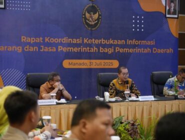 Asisten Deputi Koordinasi Pengelolaan Komunikasi dan Informasi Publik, Agung Pratistho, saat membuka kegiatan Rapat Koordinasi dan Bimbingan Teknis Keterbukaan Informasi Barang dan Jasa Pemerintah bagi Pemerintah Daerah, di Manado, Sulawesi Utara, Kamis 31 Juli 2025. (Foto : Kemenko Polkam )