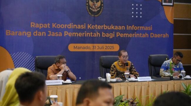 Asisten Deputi Koordinasi Pengelolaan Komunikasi dan Informasi Publik, Agung Pratistho, saat membuka kegiatan Rapat Koordinasi dan Bimbingan Teknis Keterbukaan Informasi Barang dan Jasa Pemerintah bagi Pemerintah Daerah, di Manado, Sulawesi Utara, Kamis 31 Juli 2025. (Foto : Kemenko Polkam )