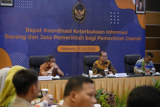 
Asisten Deputi Koordinasi Pengelolaan Komunikasi dan Informasi Publik, Agung Pratistho, saat membuka kegiatan Rapat Koordinasi dan Bimbingan Teknis Keterbukaan Informasi Barang dan Jasa Pemerintah bagi Pemerintah Daerah, di Manado, Sulawesi Utara, Kamis 31 Juli 2025. (Foto : Kemenko Polkam )