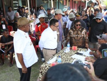 Wakil Menteri Dalam Negeri (Wamendagri) Ribka Haluk saat  meninjau langsung pelaksanaan Pemungutan Suara Ulang (PSU) di Provinsi Papua. (foto : Puspen Kemendagri)