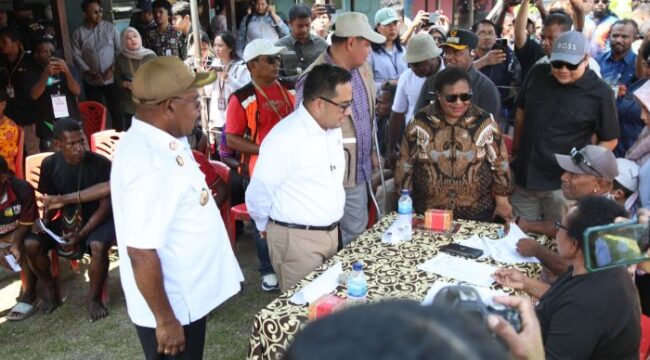 Wakil Menteri Dalam Negeri (Wamendagri) Ribka Haluk saat  meninjau langsung pelaksanaan Pemungutan Suara Ulang (PSU) di Provinsi Papua. (foto : Puspen Kemendagri)