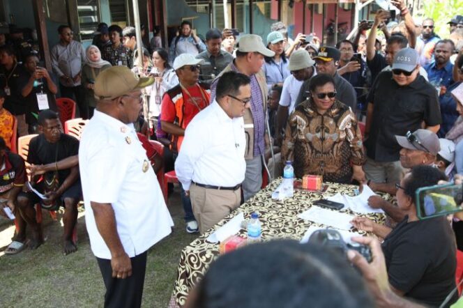 
Wakil Menteri Dalam Negeri (Wamendagri) Ribka Haluk saat  meninjau langsung pelaksanaan Pemungutan Suara Ulang (PSU) di Provinsi Papua. (foto : Puspen Kemendagri)