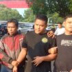 Petugas Gabungan Satpol PP Jakpus saat mengamankan salah saeorang juru parkir liar di kawasan Manggala Bakti, Tanah Abang Jakarta Pusat. (Foto : Pokja PWI Wali Kota Jakpus)