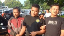 Petugas Gabungan Satpol PP Jakpus saat mengamankan salah saeorang juru parkir liar di kawasan Manggala Bakti, Tanah Abang Jakarta Pusat. (Foto : Pokja PWI Wali Kota Jakpus)