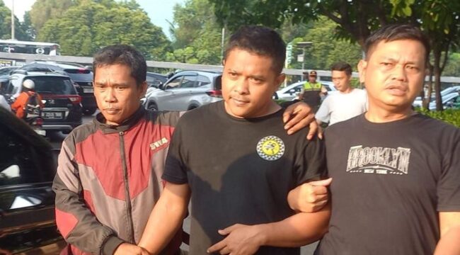 Petugas Gabungan Satpol PP Jakpus saat mengamankan salah saeorang juru parkir liar di kawasan Manggala Bakti, Tanah Abang Jakarta Pusat. (Foto : Pokja PWI Wali Kota Jakpus)