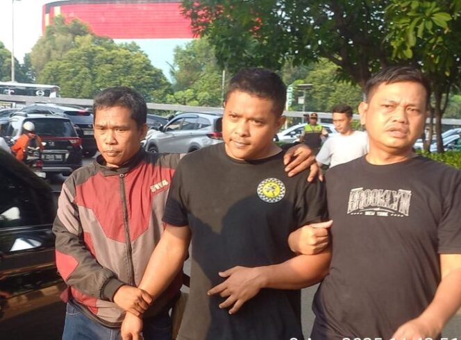 
Petugas Gabungan Satpol PP Jakpus saat mengamankan salah saeorang juru parkir liar di kawasan Manggala Bakti, Tanah Abang Jakarta Pusat. (Foto : Pokja PWI Wali Kota Jakpus)