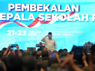 Presiden Prabowo Subianto saat memberikan hormat kepada Menteri kabinet merah putih, guru dan kepala sekolah rakyat. (Foto : Humas Kemensos)