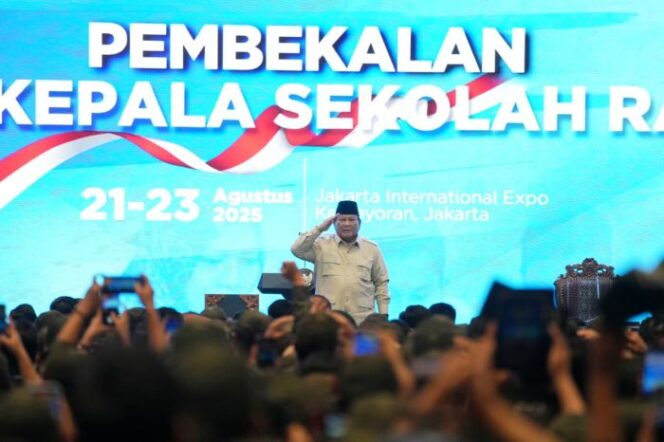 
					Presiden Prabowo Subianto saat memberikan hormat kepada Menteri kabinet merah putih, guru dan kepala sekolah rakyat. (Foto : Humas Kemensos)