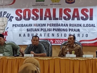 Sekretaris Satpol PP Sidoarjo saat menghadiri acara sosialisasi penegakan hukum peredaran rokok ilegal (Foto: Humas Satpol PP Sidoarjo)