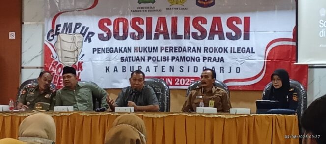 
Sekretaris Satpol PP Sidoarjo saat menghadiri acara sosialisasi penegakan hukum peredaran rokok ilegal (Foto: Humas Satpol PP Sidoarjo)