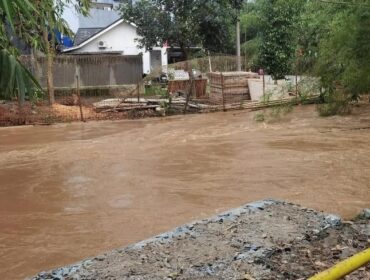 Kali Angke meluap, mengakibatkan beberapa wilayah di Tangsel terendam banjir (Foto: 1st)