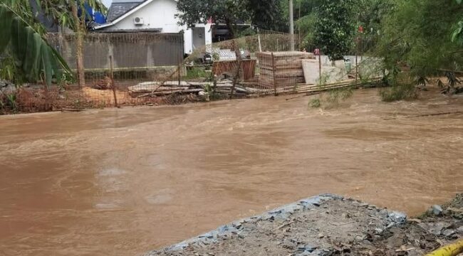 Kali Angke meluap, mengakibatkan beberapa wilayah di Tangsel terendam banjir (Foto: 1st)
