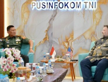 Kepala Pusat Penerangan (Kapuspen) TNI Mayjen TNI Kristomei Sianturi, S. Sos., M.Si. (Han)., saat  menerima kunjungan Atase Pers Kedutaan Besar Amerika Serikat untuk Indonesia Jamie W. Ravetz, bertempat di Ruang Tamu Gedung TB. Simatupang, Puspen TNI, Jakarta, Rabu (20/8/2025). (Foto : Puspen TNI)