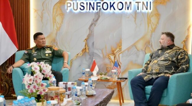  Kepala Pusat Penerangan (Kapuspen) TNI Mayjen TNI Kristomei Sianturi, S. Sos., M.Si. (Han)., saat  menerima kunjungan Atase Pers Kedutaan Besar Amerika Serikat untuk Indonesia Jamie W. Ravetz, bertempat di Ruang Tamu Gedung TB. Simatupang, Puspen TNI, Jakarta, Rabu (20/8/2025). (Foto : Puspen TNI)