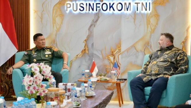 
					 Kepala Pusat Penerangan (Kapuspen) TNI Mayjen TNI Kristomei Sianturi, S. Sos., M.Si. (Han)., saat  menerima kunjungan Atase Pers Kedutaan Besar Amerika Serikat untuk Indonesia Jamie W. Ravetz, bertempat di Ruang Tamu Gedung TB. Simatupang, Puspen TNI, Jakarta, Rabu (20/8/2025). (Foto : Puspen TNI)