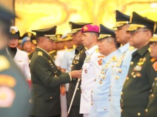 Panglima TNI Jenderal TNI Agus Subiyanto saat melantik sejumlah Perwira TNi di Mabes Cilangkap . (Foto : Dispen TNI)