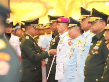 Panglima TNI Jenderal TNI Agus Subiyanto saat melantik sejumlah Perwira TNi di Mabes Cilangkap . (Foto : Dispen TNI)