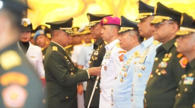 Panglima TNI Jenderal TNI Agus Subiyanto saat melantik sejumlah Perwira TNi di Mabes Cilangkap . (Foto : Dispen TNI)