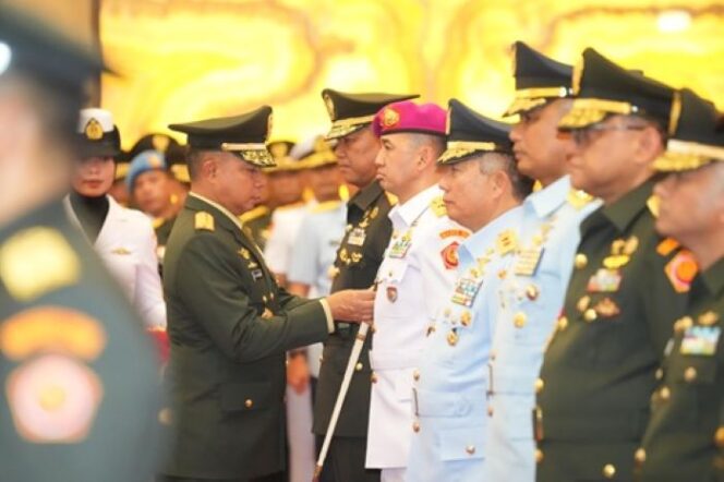 
Panglima TNI Jenderal TNI Agus Subiyanto saat melantik sejumlah Perwira TNi di Mabes Cilangkap . (Foto : Dispen TNI)