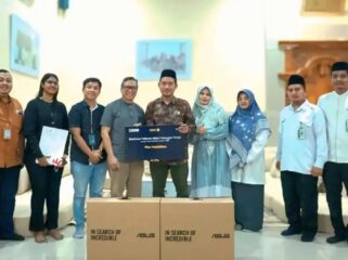 Perwakilan Telkom Witel Priangan Timur bersama Kepala Sekolah dan pengajar di SMK Ma'arif Al Ghozali Cirebon (Foto: Istimewa)