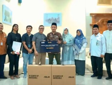 Perwakilan Telkom Witel Priangan Timur bersama Kepala Sekolah dan pengajar di SMK Ma'arif Al Ghozali Cirebon (Foto: Istimewa)