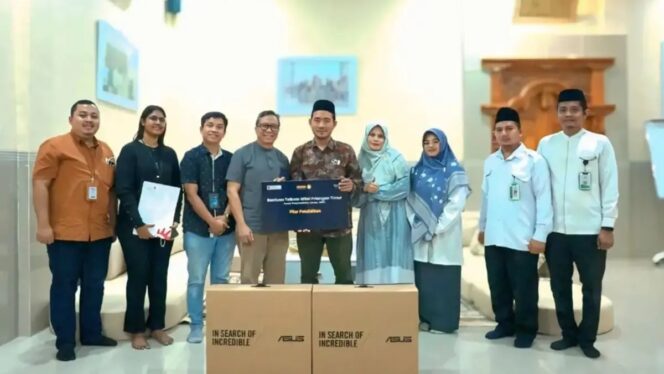 
Perwakilan Telkom Witel Priangan Timur bersama Kepala Sekolah dan pengajar di SMK Ma'arif Al Ghozali Cirebon (Foto: Istimewa)