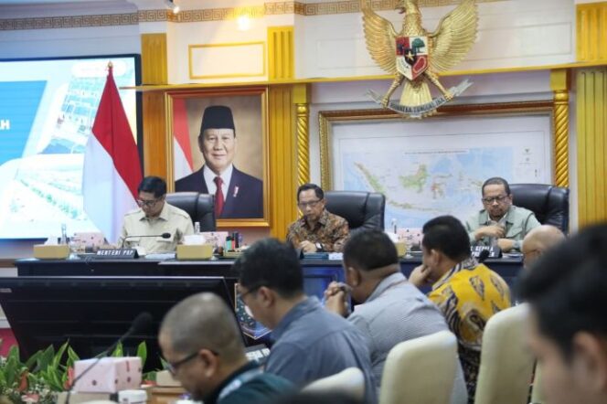
Mendagri Tito Karnavian bersama Menteri PKP Marurar Sirait saat memimpin rapat. (Foto : Puspen Kemendagri)