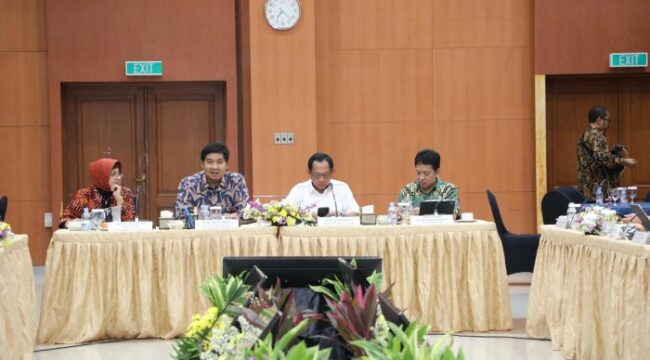 Mendagri Tito Karnavian  didampngi Menteri Perumahan dan Kawasan Pemukiman (PKP)  Maruarar Sirait saat hadir dalam pemantauan langsung pemutakhiran data dan dashboard DTSEN di Kantor Pusat Badan Pusat Statistik (BPS), (Foto : Puspen Kemendagri)