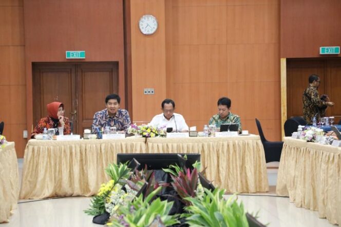 
Mendagri Tito Karnavian  didampngi Menteri Perumahan dan Kawasan Pemukiman (PKP)  Maruarar Sirait saat hadir dalam pemantauan langsung pemutakhiran data dan dashboard DTSEN di Kantor Pusat Badan Pusat Statistik (BPS), (Foto : Puspen Kemendagri)