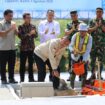  Wamenko Polkam, Letjen TNI (Purn) Lodewijk Freidrich Paulus saat melakukan peletakan batu pertama pembangunan gedung Satuan Pelayanan Pemenuhan Gizi (SPPG) di Desa Cijayanti, Kecamatan Babakan Madang, Kabupaten Bogor. (Foto: kemenko Polkam)

