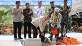  Wamenko Polkam, Letjen TNI (Purn) Lodewijk Freidrich Paulus saat melakukan peletakan batu pertama pembangunan gedung Satuan Pelayanan Pemenuhan Gizi (SPPG) di Desa Cijayanti, Kecamatan Babakan Madang, Kabupaten Bogor. (Foto: kemenko Polkam)
