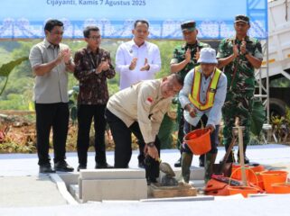  Wamenko Polkam, Letjen TNI (Purn) Lodewijk Freidrich Paulus saat melakukan peletakan batu pertama pembangunan gedung Satuan Pelayanan Pemenuhan Gizi (SPPG) di Desa Cijayanti, Kecamatan Babakan Madang, Kabupaten Bogor. (Foto: kemenko Polkam)
