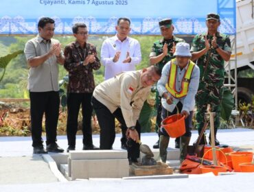  Wamenko Polkam, Letjen TNI (Purn) Lodewijk Freidrich Paulus saat melakukan peletakan batu pertama pembangunan gedung Satuan Pelayanan Pemenuhan Gizi (SPPG) di Desa Cijayanti, Kecamatan Babakan Madang, Kabupaten Bogor. (Foto: kemenko Polkam)
