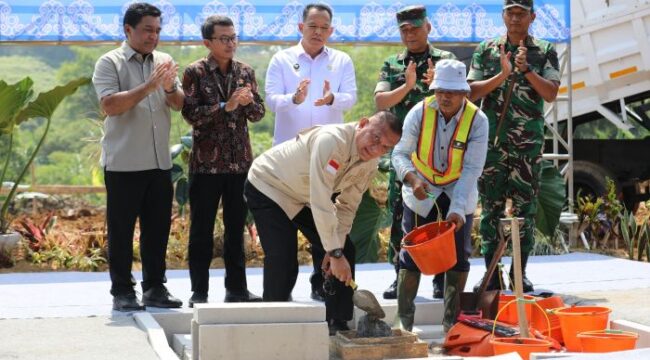  Wamenko Polkam, Letjen TNI (Purn) Lodewijk Freidrich Paulus saat melakukan peletakan batu pertama pembangunan gedung Satuan Pelayanan Pemenuhan Gizi (SPPG) di Desa Cijayanti, Kecamatan Babakan Madang, Kabupaten Bogor. (Foto: kemenko Polkam)
