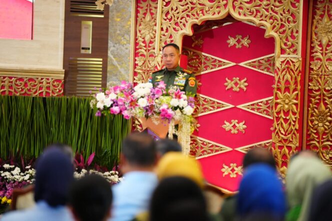 
Panglima TNI Jenderal TNI Agus Subiyanto saatt memberikan sambutan dalam HUT ke 57 IKKT (Foto : Puspen TNI)