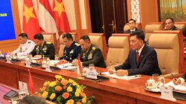 Panglima TNI  Jenderal TNI Agus Subiyanto bersama Menteri Pertahanan RI Sjafrie Sjamsoeddin saat melakukan Courtesy Call dengan Menteri Pertahanan Vietnam, H.E. General Phan Van Giang, di Hanoi. (Foto : Puspen TNI)